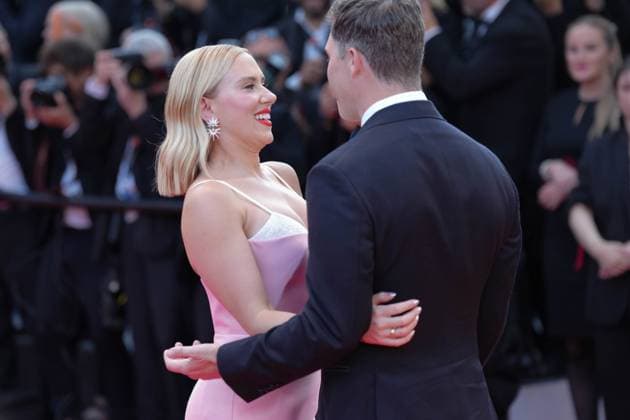 Scarlett Johansson - Colin Jost CELEBRITES : 76 eme festival de Cannes - Red Carpet du film Â« Asteroid City Â» - Cannes - 23 05 2023 NorbertScanella Panoramic 