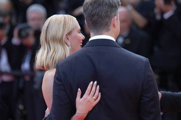 Scarlett Johansson - Colin Jost CELEBRITES : 76 eme festival de Cannes - Red Carpet du film Â« Asteroid City Â» - Cannes - 23 05 2023 NorbertScanella Panoramic 