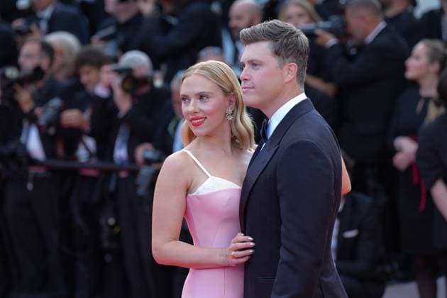 Scarlett Johansson - Colin Jost CELEBRITES : 76 eme festival de Cannes - Red Carpet du film Â« Asteroid City Â» - Cannes - 23 05 2023 NorbertScanella Panoramic 