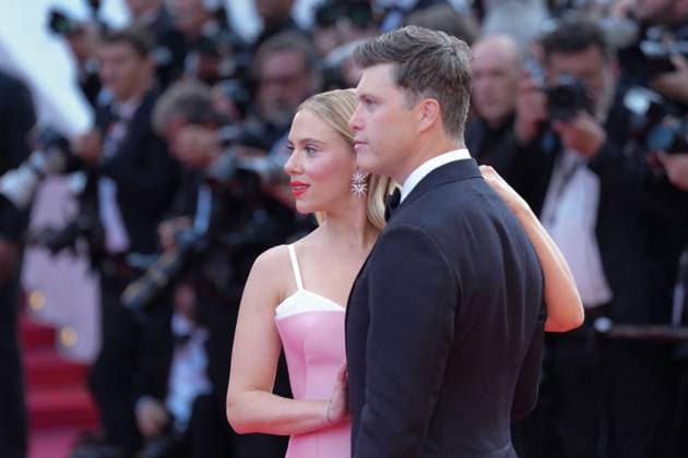 Scarlett Johansson - Colin Jost CELEBRITES : 76 eme festival de Cannes - Red Carpet du film Â« Asteroid City Â» - Cannes - 23 05 2023 NorbertScanella Panoramic 