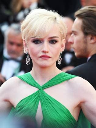 76th Cannes Film Festival 2023, evening 8 - Red Carpet film Asteroid City . In the photo Julia Garner  Copyright: xManuelexMangiarottix xipa-agencyx xPoolxPhotoxEventsx01x IPA_IPA38170107
