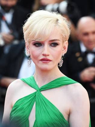 76th Cannes Film Festival 2023, evening 8 - Red Carpet film Asteroid City . In the photo Julia Garner  Copyright: xManuelexMangiarottix xipa-agencyx xPoolxPhotoxEventsx01x IPA_IPA38170112