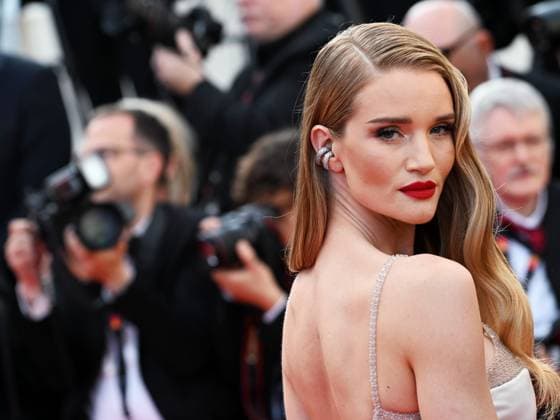 76th Cannes Film Festival 2023, evening 8 - Red Carpet film Asteroid City . In the photo Julia Garner  Copyright: xManuelexMangiarottix xipa-agencyx xPoolxPhotoxEventsx01x IPA_IPA38170381