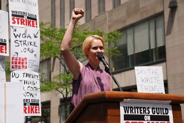 Cynthia Nixon in attendance for The Writers Guild of America WGA Rally at the Rock, NBCUniversal offices at 30 Rock, New York, NY May 23, 2023. Photo By: Kristin Callahan Everett Collection in attendance for The Writers Guild of America WGA Rally at the Rock, NBCUniversal offices at 30 Rock, New York, NY May 23, 2023. Photo By: Kristin Callahan Everett Collection PUBLICATIONXNOTxINxCANxCHNxFRAxITAxJPNxNORxPOLxRUSxESPxUKxUSA