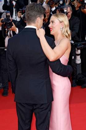 Scarlett Johansson with husband Colin Jost at the premiere of the feature film Asteroid City at the Festival de Cannes 2023 76 Cannes International Film Festival at the Palais des Festivals Cannes, 23 05 2023. Foto:xS.xGabschx xFuturexImage