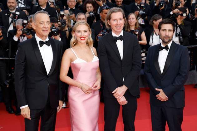 Tom Hanks, Scarlett Johansson, Wes Anderson and Jason Schwartzman at the premiere of the feature film Asteroid City at the Festival de Cannes 2023 76 Cannes International Film Festival at the Palais des Festivals Cannes, 23 05 2023. Foto:xS.xGabschx xFuturexImage