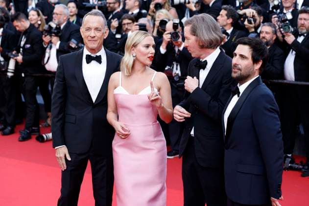 Tom Hanks, Scarlett Johansson, Wes Anderson and Jason Schwartzman at the premiere of the feature film Asteroid City at the Festival de Cannes 2023 76 Cannes International Film Festival at the Palais des Festivals Cannes, 23 05 2023. Foto:xS.xGabschx xFuturexImage