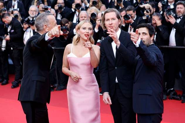 Tom Hanks, Scarlett Johansson, Wes Anderson and Jason Schwartzman at the premiere of the feature film Asteroid City at the Festival de Cannes 2023 76 Cannes International Film Festival at the Palais des Festivals Cannes, 23 05 2023. Foto:xS.xGabschx xFuturexImage