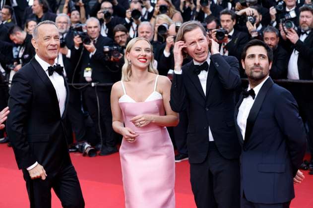 Tom Hanks, Scarlett Johansson, Wes Anderson and Jason Schwartzman at the premiere of the feature film Asteroid City at the Festival de Cannes 2023 76 Cannes International Film Festival at the Palais des Festivals Cannes, 23 05 2023. Foto:xS.xGabschx xFuturexImage