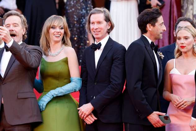 Bryan Cranston, Maya Hawke, Wes Anderson, Adrien Brody and Scarlett Johansson at the premiere of the feature film Asteroid City at the Festival de Cannes 2023 76 Cannes International Film Festival at the Palais des Festivals Cannes, 23 05 2023. Foto:xS.xGabschx xFuturexImage