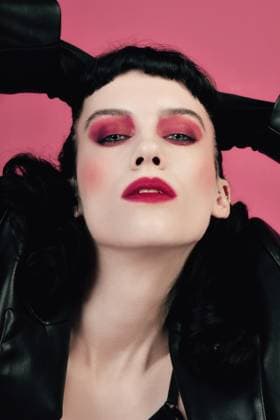 IMAGO Creative, Lifestyle, Barbiecore Young brunette woman in gothic style on pink Gomel, Gomel Region, Belarus R_PJWUOI230206BD-1122647-01 ,model released, Symbolfoto