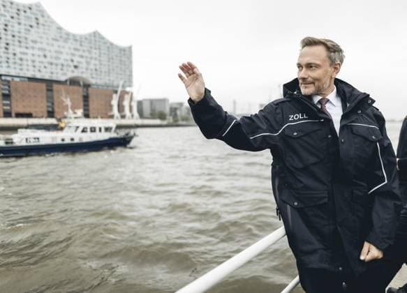 Bilder des Jahres 2023, News 05 Mai News Themen der Woche KW21 Bundesfinanzminister Christian Lindner (FDP) im Rahmen einer Streifenfahrt auf einem Zollboot. Hamburg, 23.05.2023. Hamburg Deutschland *** Federal Minister of Finance Christian Lindner FDP during a patrol on a customs boat Hamburg, 23 05 2023 Hamburg Germany Copyright: xXanderxHeinl photothek.dex