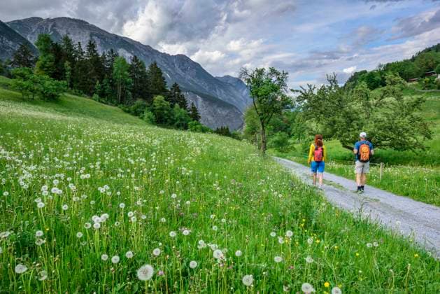 Austria, Tyrol, Man and woman hiking from Landeck to Ehrwald model released, Symbolfoto, ANSF00286