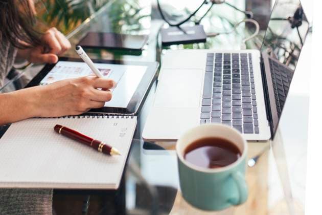 Freelancer using tablet PC at desk in home office model released, Symbolfoto property released, EGHF00769