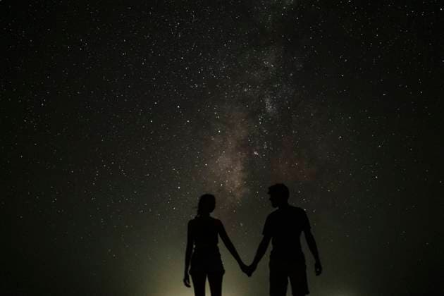Silhouette of couple holding hands standing at night model released, Symbolfoto, GMLF01453