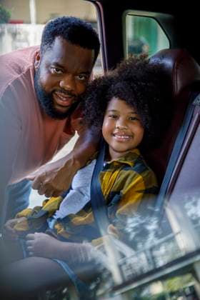 Father by daughter sitting in car model released, Symbolfoto, IKF00347