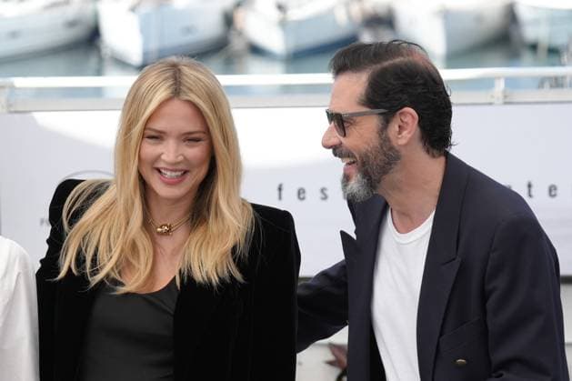 Virginie Efira - Melvil Poupaud CELEBRITES : 76 eme festival de Cannes - Photocall du film Â« L Amour et les Forets (Just The Two Of Us) Â» - Cannes - 24 05 2023 NorbertScanella Panoramic 