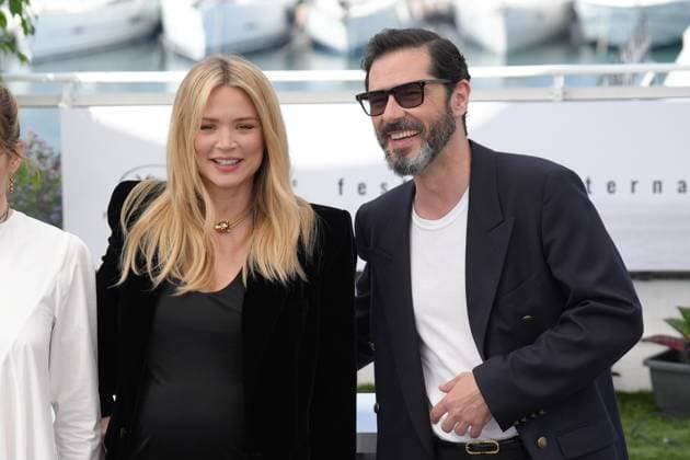 Virginie Efira - Melvil Poupaud CELEBRITES : 76 eme festival de Cannes - Photocall du film Â« L Amour et les Forets (Just The Two Of Us) Â» - Cannes - 24 05 2023 NorbertScanella Panoramic 