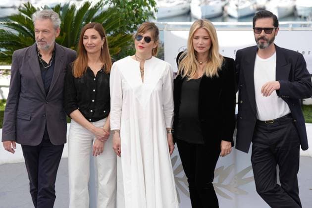 Eric Reinhardt - Audrey Diwan - ValÃ rie Donzelli - Virginie Efira - Melvil Poupaud CELEBRITES : 76 eme festival de Cannes - Photocall du film Â« L Amour et les Forets (Just The Two Of Us) Â» - Cannes - 24 05 2023 NorbertScanella Panoramic 