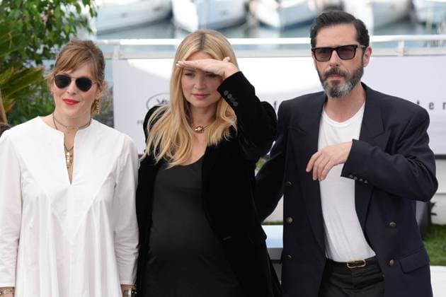 ValÃ rie Donzelli - Virginie Efira - Melvil Poupaud CELEBRITES : 76 eme festival de Cannes - Photocall du film Â« L Amour et les Forets (Just The Two Of Us) Â» - Cannes - 24 05 2023 NorbertScanella Panoramic 