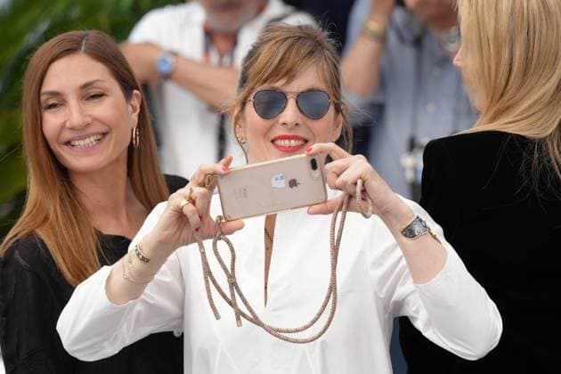 ValÃ rie Donzelli CELEBRITES : 76 eme festival de Cannes - Photocall du film Â« L Amour et les Forets (Just The Two Of Us) Â» - Cannes - 24 05 2023 NorbertScanella Panoramic 