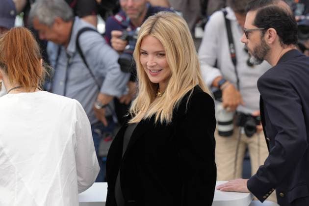 Virginie Efira CELEBRITES : 76 eme festival de Cannes - Photocall du film Â« L Amour et les Forets (Just The Two Of Us) Â» - Cannes - 24 05 2023 NorbertScanella Panoramic 