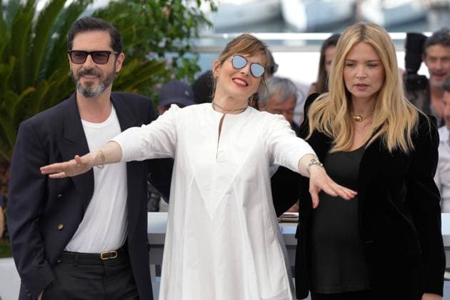 Melvil Poupaud - ValÃ rie Donzelli - Virginie Efira CELEBRITES : 76 eme festival de Cannes - Photocall du film Â« L Amour et les Forets (Just The Two Of Us) Â» - Cannes - 24 05 2023 NorbertScanella Panoramic 