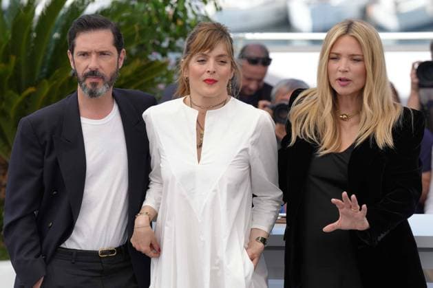 Melvil Poupaud - ValÃ rie Donzelli - Virginie Efira CELEBRITES : 76 eme festival de Cannes - Photocall du film Â« L Amour et les Forets (Just The Two Of Us) Â» - Cannes - 24 05 2023 NorbertScanella Panoramic 