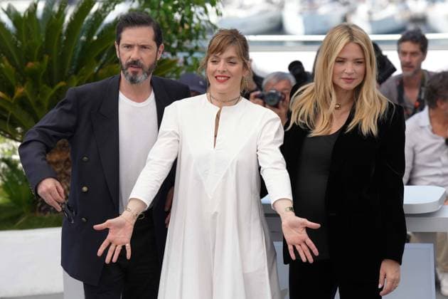 Melvil Poupaud - ValÃ rie Donzelli - Virginie Efira CELEBRITES : 76 eme festival de Cannes - Photocall du film Â« L Amour et les Forets (Just The Two Of Us) Â» - Cannes - 24 05 2023 NorbertScanella Panoramic 