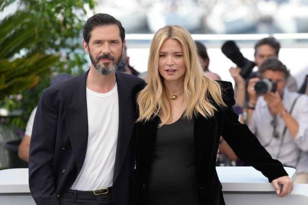 Melvil Poupaud - Virginie Efira CELEBRITES : 76 eme festival de Cannes - Photocall du film Â« L Amour et les Forets (Just The Two Of Us) Â» - Cannes - 24 05 2023 NorbertScanella Panoramic 