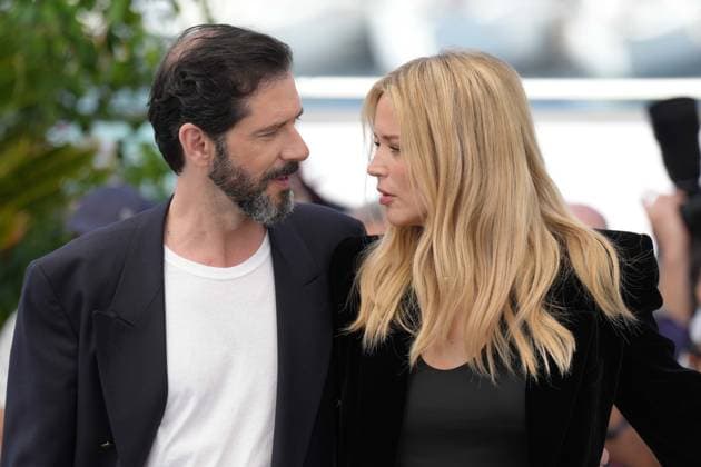 Melvil Poupaud - Virginie Efira CELEBRITES : 76 eme festival de Cannes - Photocall du film Â« L Amour et les Forets (Just The Two Of Us) Â» - Cannes - 24 05 2023 NorbertScanella Panoramic 