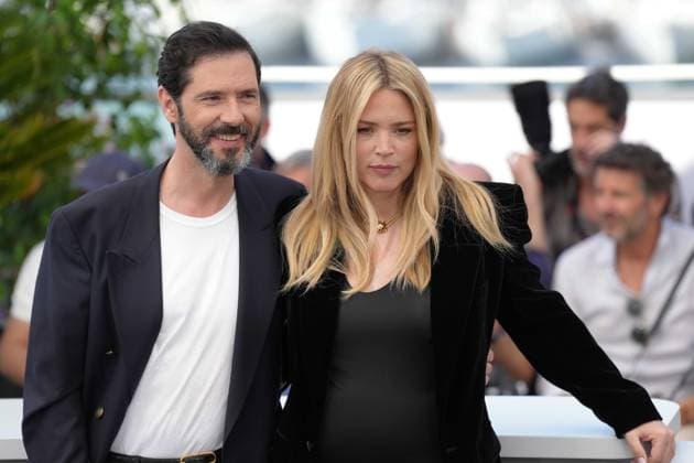 Melvil Poupaud - Virginie Efira CELEBRITES : 76 eme festival de Cannes - Photocall du film Â« L Amour et les Forets (Just The Two Of Us) Â» - Cannes - 24 05 2023 NorbertScanella Panoramic 