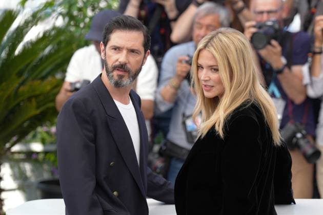 Melvil Poupaud - Virginie Efira CELEBRITES : 76 eme festival de Cannes - Photocall du film Â« L Amour et les Forets (Just The Two Of Us) Â» - Cannes - 24 05 2023 NorbertScanella Panoramic 