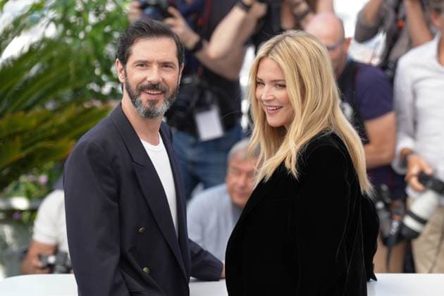 Melvil Poupaud - Virginie Efira CELEBRITES : 76 eme festival de Cannes - Photocall du film Â« L Amour et les Forets (Just The Two Of Us) Â» - Cannes - 24 05 2023 NorbertScanella Panoramic 