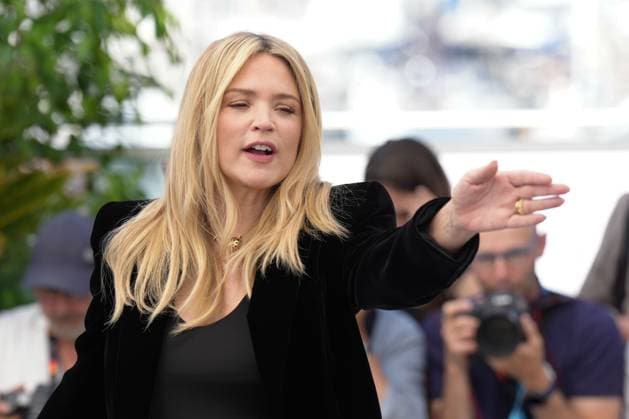 Virginie Efira CELEBRITES : 76 eme festival de Cannes - Photocall du film Â« L Amour et les Forets (Just The Two Of Us) Â» - Cannes - 24 05 2023 NorbertScanella Panoramic 