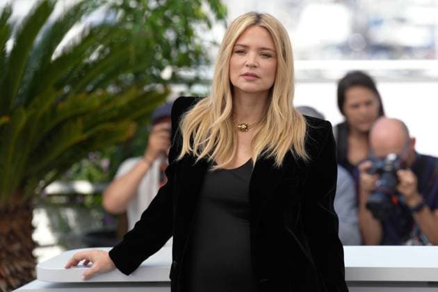 Virginie Efira CELEBRITES : 76 eme festival de Cannes - Photocall du film Â« L Amour et les Forets (Just The Two Of Us) Â» - Cannes - 24 05 2023 NorbertScanella Panoramic 