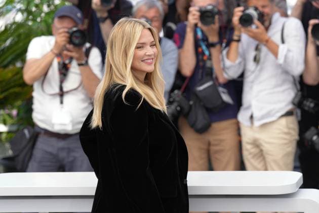 Virginie Efira CELEBRITES : 76 eme festival de Cannes - Photocall du film Â« L Amour et les Forets (Just The Two Of Us) Â» - Cannes - 24 05 2023 NorbertScanella Panoramic 