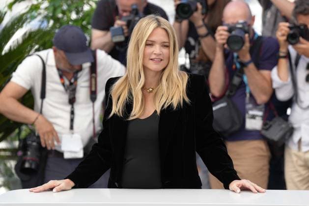 Virginie Efira CELEBRITES : 76 eme festival de Cannes - Photocall du film Â« L Amour et les Forets (Just The Two Of Us) Â» - Cannes - 24 05 2023 NorbertScanella Panoramic 