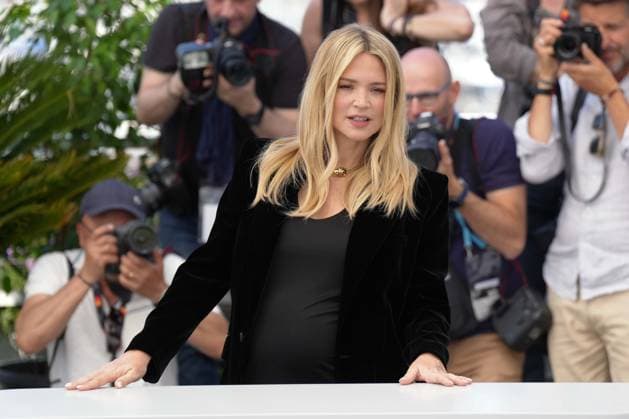 Virginie Efira CELEBRITES : 76 eme festival de Cannes - Photocall du film Â« L Amour et les Forets (Just The Two Of Us) Â» - Cannes - 24 05 2023 NorbertScanella Panoramic 