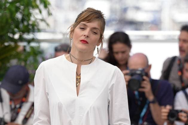 ValÃ rie Donzelli CELEBRITES : 76 eme festival de Cannes - Photocall du film Â« L Amour et les Forets (Just The Two Of Us) Â» - Cannes - 24 05 2023 NorbertScanella Panoramic 