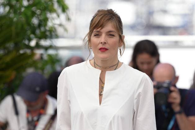 ValÃ rie Donzelli CELEBRITES : 76 eme festival de Cannes - Photocall du film Â« L Amour et les Forets (Just The Two Of Us) Â» - Cannes - 24 05 2023 NorbertScanella Panoramic 