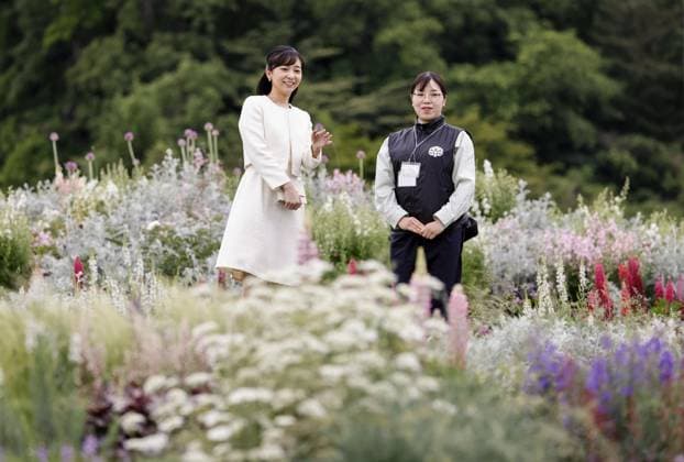 Bilder des Jahres 2023, Entertainment 05 Mai Entertainment Themen der Woche KW21 Entertainment Bilder des Tages Japan s Princess Kako Japan s Princess Kako (L) inspects a flower garden during her visit to an urban greenery fair in the northeastern Japan city of Sendai on May 24, 2023.  A14AA0001501872P