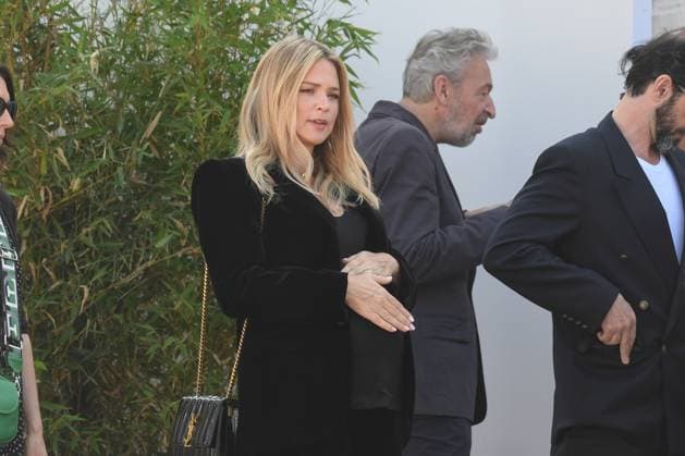 Virginie Efira - Just the Two of Us photocall, - The 76th Annual Cannes Film Festival CANNES, FRANCE CELEBRITES : 76e Festival de Cannes - Just the Two of Us photocall - 24 05 2023 LionelUrman Panoramic 