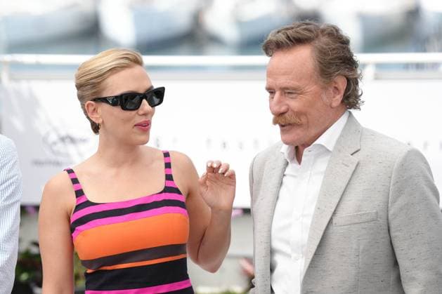Scarlett Johansson - Bryan Cranston CELEBRITES : 76 eme festival de Cannes - Photocall du film Â« Asteroid City Â» - Cannes - 24 05 2023 NorbertScanella Panoramic 