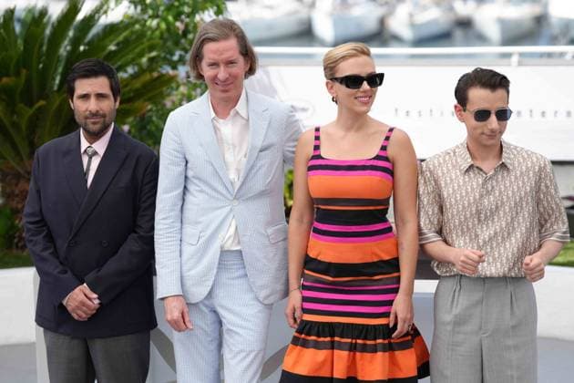 Jason Schwartzman - Wes Anderson - Scarlett Johansson - Jake Ryan CELEBRITES : 76 eme festival de Cannes - Photocall du film Â« Asteroid City Â» - Cannes - 24 05 2023 NorbertScanella Panoramic 