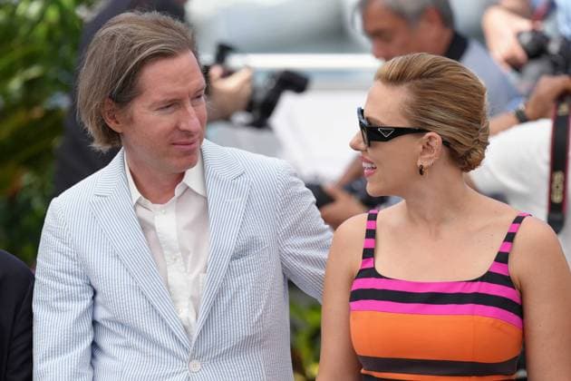 Wes Anderson - Scarlett Johansson CELEBRITES : 76 eme festival de Cannes - Photocall du film Â« Asteroid City Â» - Cannes - 24 05 2023 NorbertScanella Panoramic 