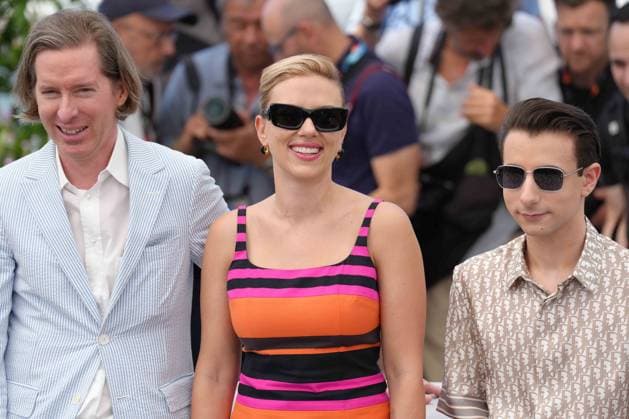Wes Anderson - Scarlett Johansson - Jake Ryan CELEBRITES : 76 eme festival de Cannes - Photocall du film Â« Asteroid City Â» - Cannes - 24 05 2023 NorbertScanella Panoramic 