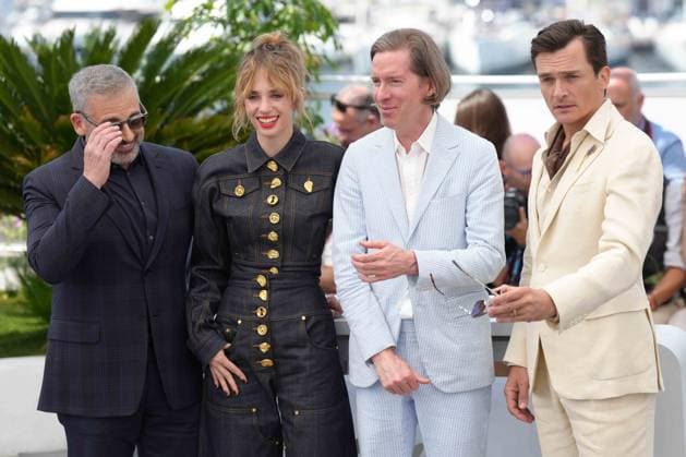 Steve Carell - Maya Hawke and - Wes Anderson - Rupert Friend CELEBRITES : 76 eme festival de Cannes - Photocall du film Â« Asteroid City Â» - Cannes - 24 05 2023 NorbertScanella Panoramic 