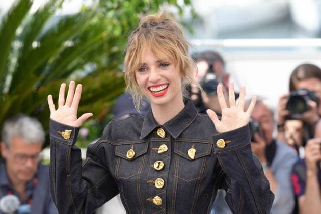 Maya Hawke CELEBRITES : 76 eme festival de Cannes - Photocall du film Â« Asteroid City Â» - Cannes - 24 05 2023 NorbertScanella Panoramic 