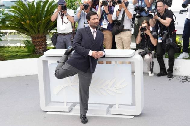 Jason Schwartzman CELEBRITES : 76 eme festival de Cannes - Photocall du film Â« Asteroid City Â» - Cannes - 24 05 2023 NorbertScanella Panoramic 